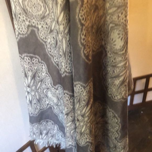 Chico’s Lacey jacquard wrap scarf gray one size fringe edge NWT - Picture 6 of 12